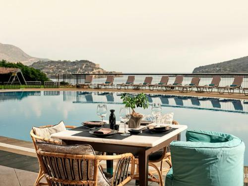 Villa In Tsifliki Sleeps 12 With Pool And Air Con