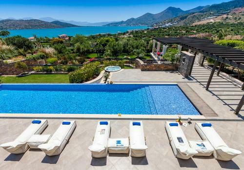 Villa In Tsifliki Sleeps 12 With Pool And Air Con