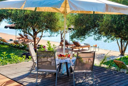 Villa In Tsifliki Sleeps 12 With Pool And Air Con