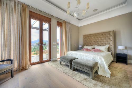Villa In Tsifliki Sleeps 12 With Pool And Air Con