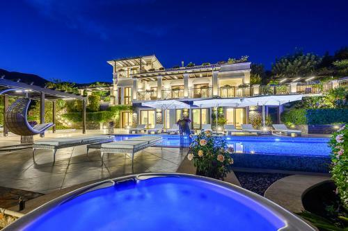 Villa In Tsifliki Sleeps 12 With Pool And Air Con