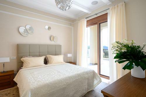 Villa In Tsifliki Sleeps 12 With Pool And Air Con
