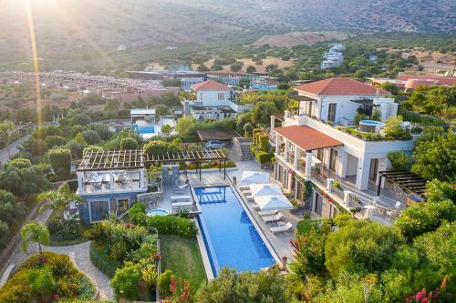 Villa In Tsifliki Sleeps 12 With Pool And Air Con