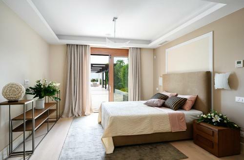 Villa In Tsifliki Sleeps 12 With Pool And Air Con