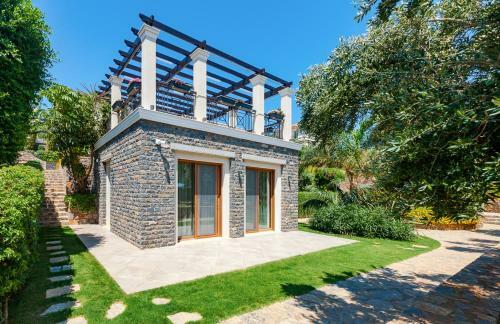 Villa In Tsifliki Sleeps 12 With Pool And Air Con