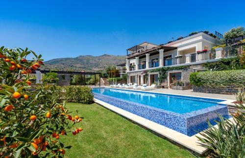 Villa In Tsifliki Sleeps 12 With Pool And Air Con
