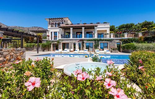 Villa In Tsifliki Sleeps 12 With Pool And Air Con