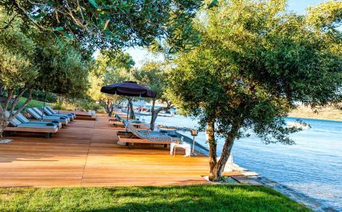 Villa In Tsifliki Sleeps 12 With Pool And Air Con