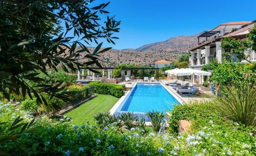 Villa In Tsifliki Sleeps 12 With Pool And Air Con