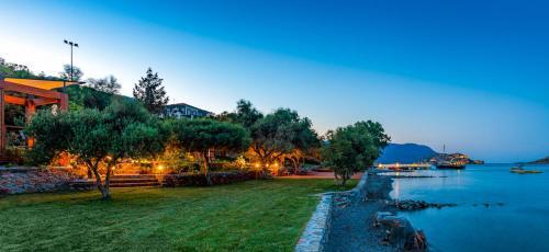 Villa In Tsifliki Sleeps 12 With Pool And Air Con