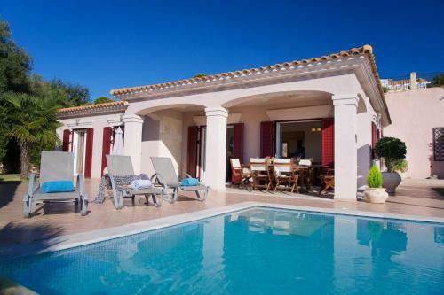 Kaligata Villa Sleeps 6 With Pool Air Con And Wifi