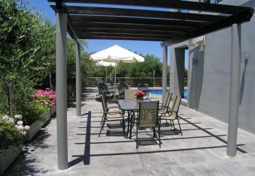 Kambia Villa Sleeps 7 With Pool And Air Con