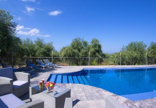 Kambia Villa Sleeps 7 With Pool And Air Con