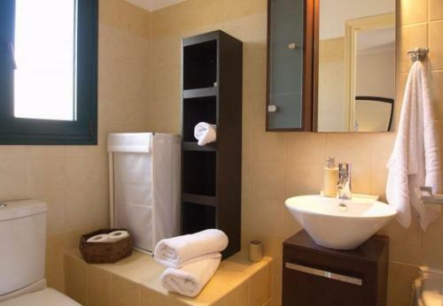 Karavadhos Villa Sleeps 5 With Pool And Air Con