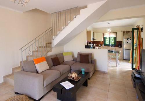 Karavadhos Villa Sleeps 5 With Pool And Air Con