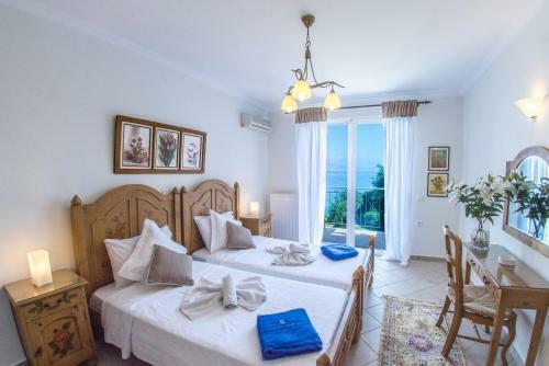 Kassiopi Villa Sleeps 10 Pool Wifi