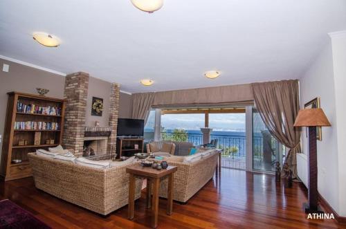 Kassiopi Villa Sleeps 12 Pool Wifi