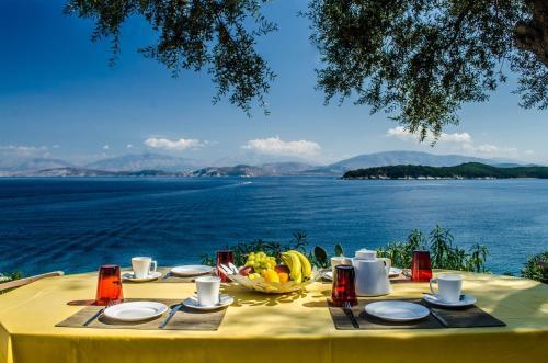 Kassiopi Villa Sleeps 12 Pool Wifi
