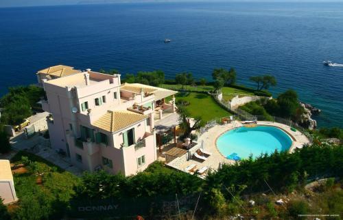 Kassiopi Villa Sleeps 12 Pool Wifi