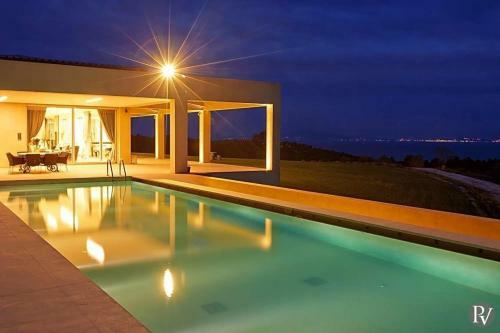Kastro Villa Sleeps 18 With Pool And Air Con
