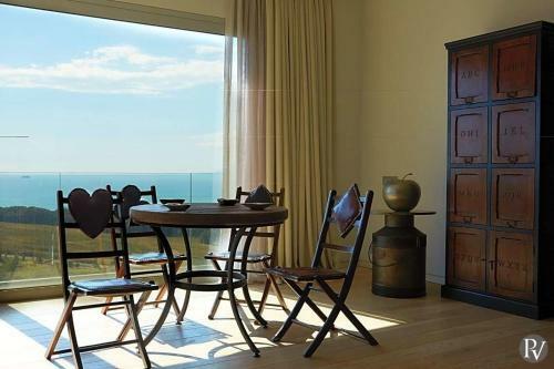 Kastro Villa Sleeps 18 With Pool And Air Con
