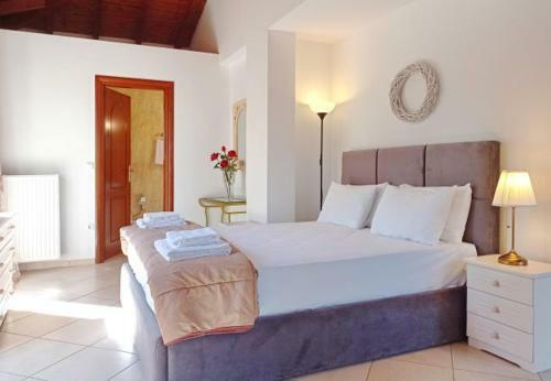 Kato Kateleios Villa Sleeps 7 With Pool And Air Con