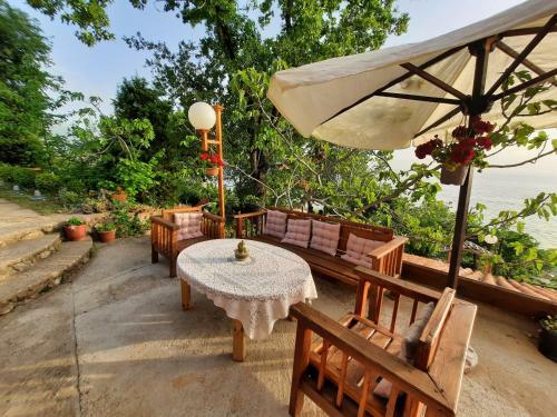Hostal Robinson Sunset Guest House