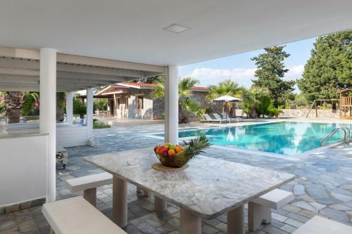 Kolympia Villa Sleeps 6 With Pool Air Con And Wifi