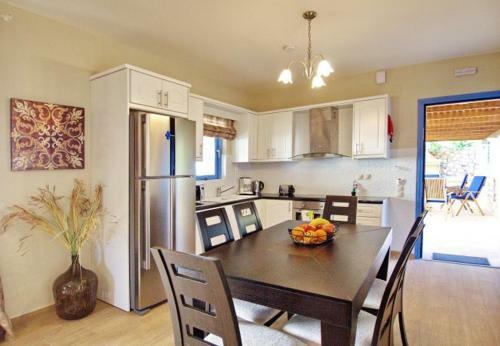 Villa In Kleismata Sleeps 7 With Pool And Air Con