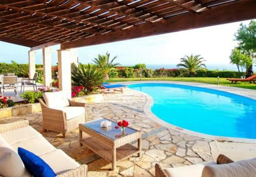 Villa In Kleismata Sleeps 7 Includes Swimming Pool And Air Con 3