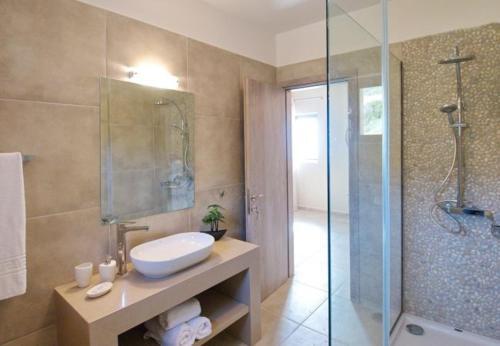Villa In Kleismata Sleeps 6 With Pool And Air Con