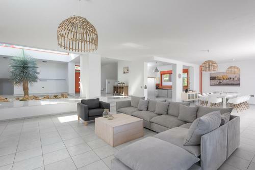 Lachania Villa Sleeps 18 With Pool And Air Con