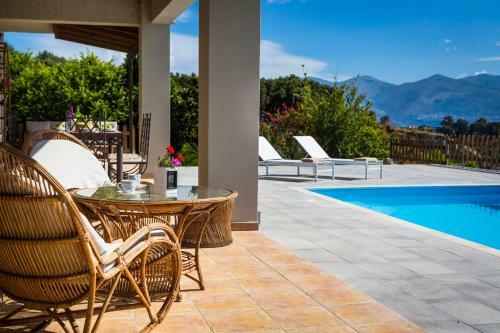 Mantzavinata Villa Sleeps 6 With Pool And Air Con