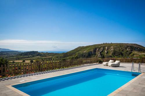 Mantzavinata Villa Sleeps 6 With Pool And Air Con