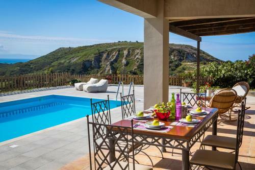 Mantzavinata Villa Sleeps 6 With Pool And Air Con
