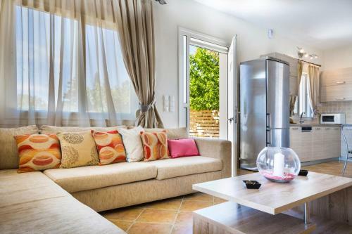 Mantzavinata Villa Sleeps 6 With Pool And Air Con
