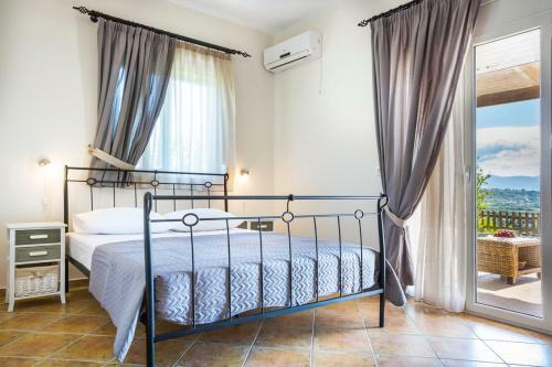 Mantzavinata Villa Sleeps 6 With Pool And Air Con