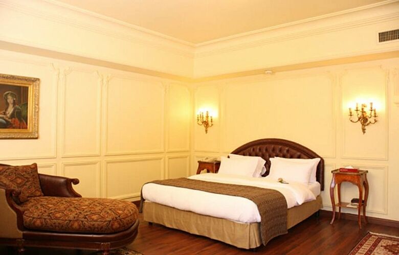 Le Commodore Hotel