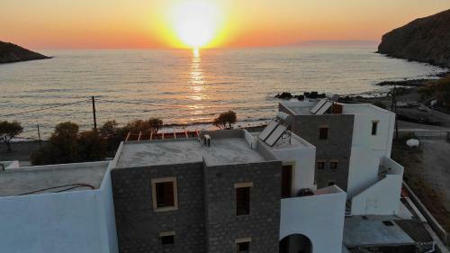 Hostal Yellow Room - The Sunset In A Room