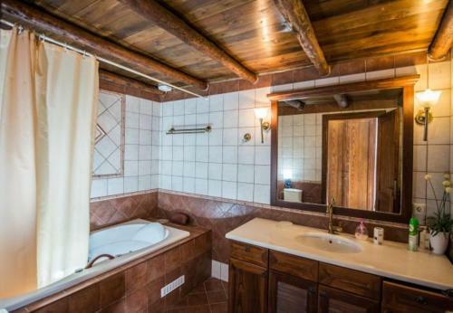 Petroulides Villa Sleeps 7 With Pool Air Con And Wifi
