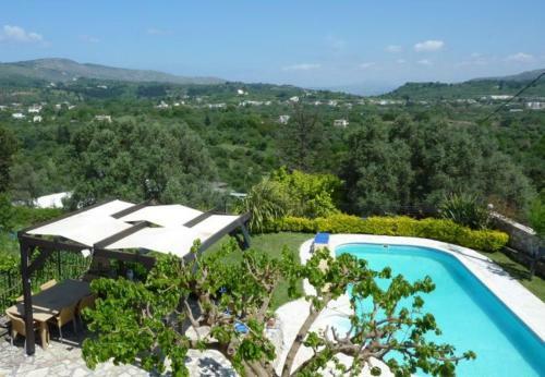 Petroulides Villa Sleeps 7 With Pool Air Con And Wifi