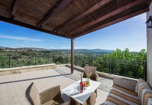 Petroulides Villa Sleeps 7 With Pool Air Con And Wifi