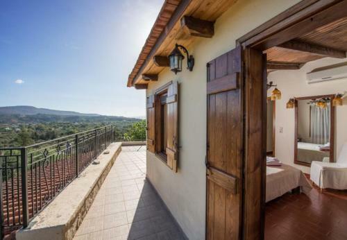 Petroulides Villa Sleeps 7 With Pool Air Con And Wifi