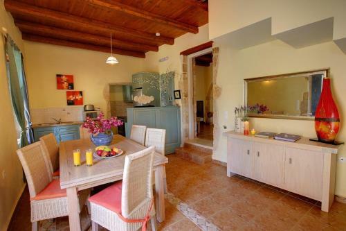 Plaka Villa Sleeps 6 Pool Air Con Wifi