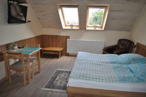 Hostal Molo U?eiga Inn