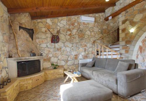 Samonas Villa Sleeps 4 With Pool And Air Con