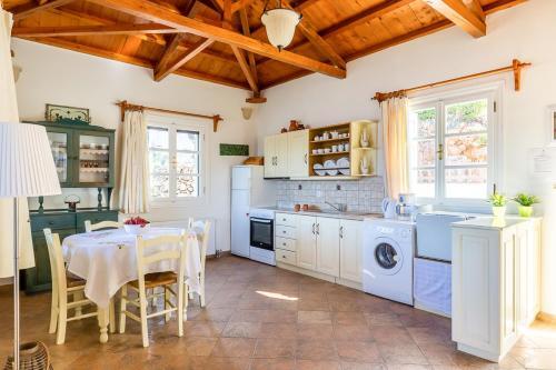 Skopelos Villa Sleeps 2 With Pool And Air Con