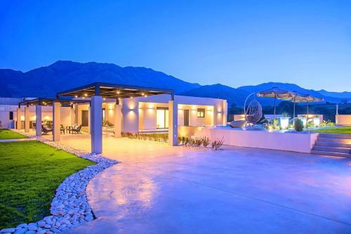 Villa Solaris Heated Pool & Jacuzzi