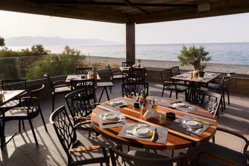 Hotel Enorme Eanthia Beach