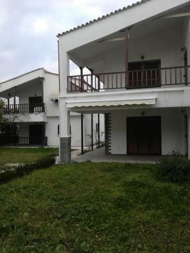 Home With A Beautiful Garden By The Sea